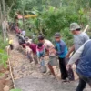 BERSAMA: Sejumlah warga saat bergotong royong membangung ruas jalan pertanian di Desa Sindanggalih, baru-baru