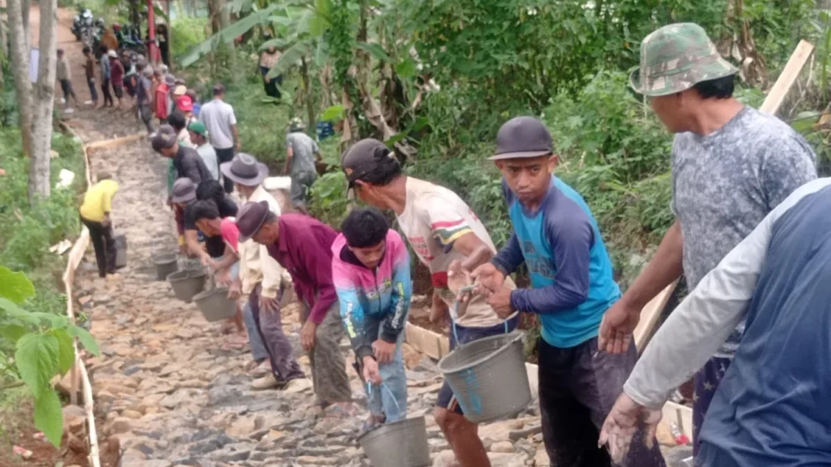 BERSAMA: Sejumlah warga saat bergotong royong membangung ruas jalan pertanian di Desa Sindanggalih, baru-baru