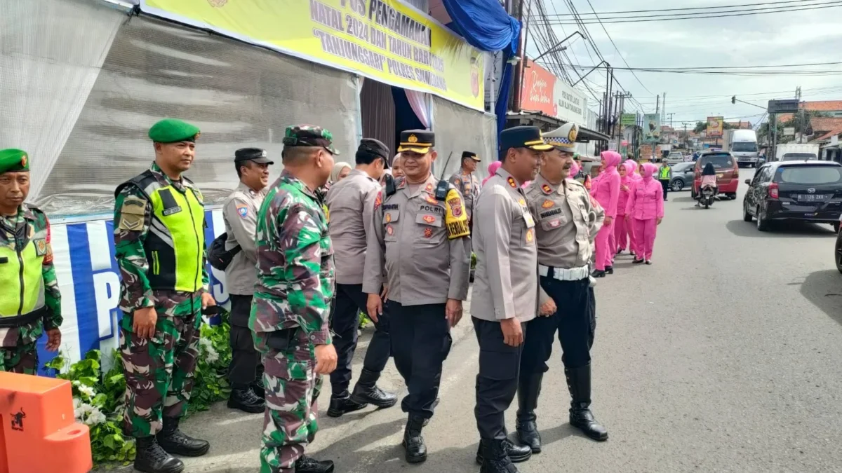 MENGONTROL: Kapolres Sumedang AKBP Joko Dwi Harsono saat melaksanakan kunjungan supervisi di Pos Pam Tanjungsa