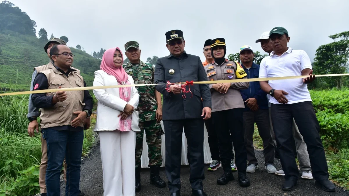 PEMBANGUNAN: Pj Bupati Sumedang, Yudia Ramli, meresmikan saat meresmikan ruas Jalan Cisoka-Cibubut, baru-baru