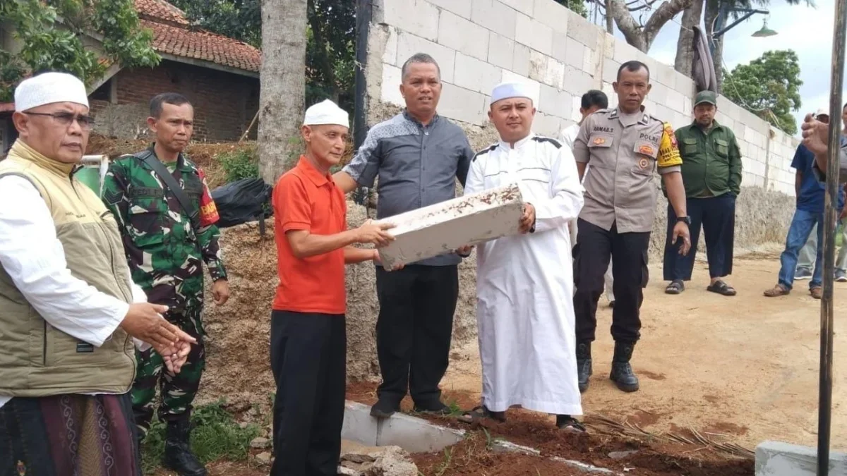 SELESAIKAN: Pengurus Ponpes Banyu Salam dan Ahli Waris saat mediasi di Desa Cikahuripan, baru-baru ini.