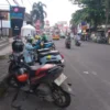 TIDAK TERTIB: Sejumlah kendaraan bermotor yang parkir sembarangan di area Jalan Mayor Abdurahman.