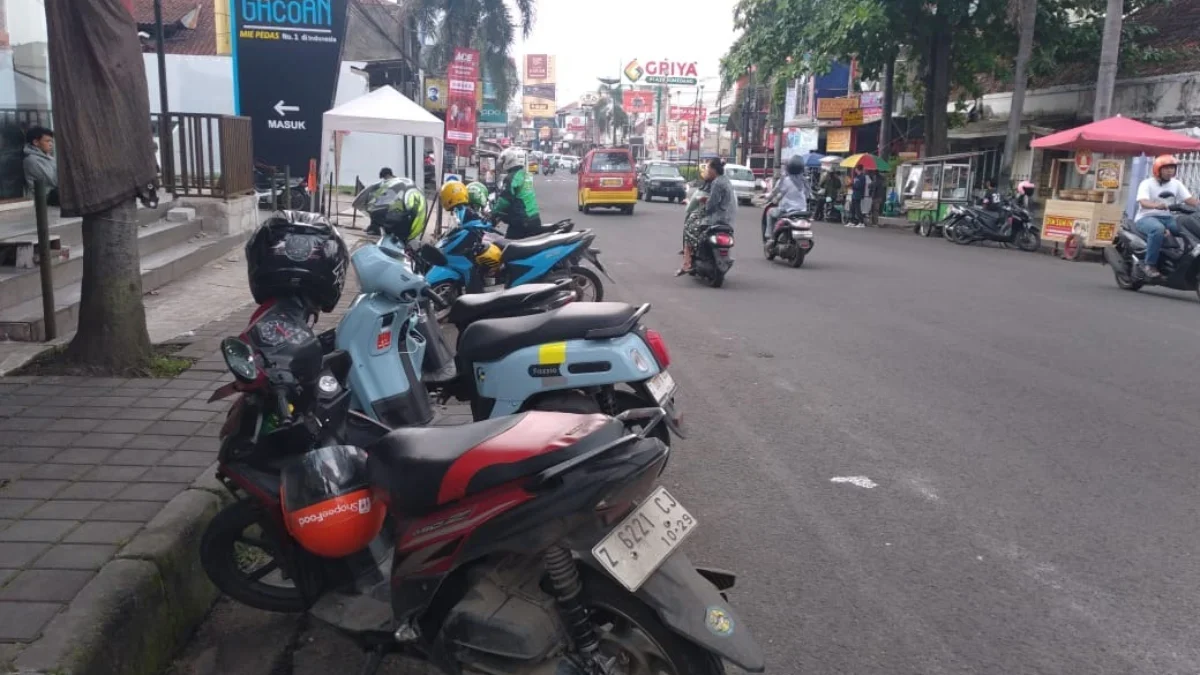 TIDAK TERTIB: Sejumlah kendaraan bermotor yang parkir sembarangan di area Jalan Mayor Abdurahman.