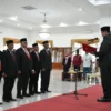 DITETAPKAN: Pj Bupati Sumedang Yudia Ramli saat melantik pimpinan Baznas Kabupaten Sumedang periode 2024-2029