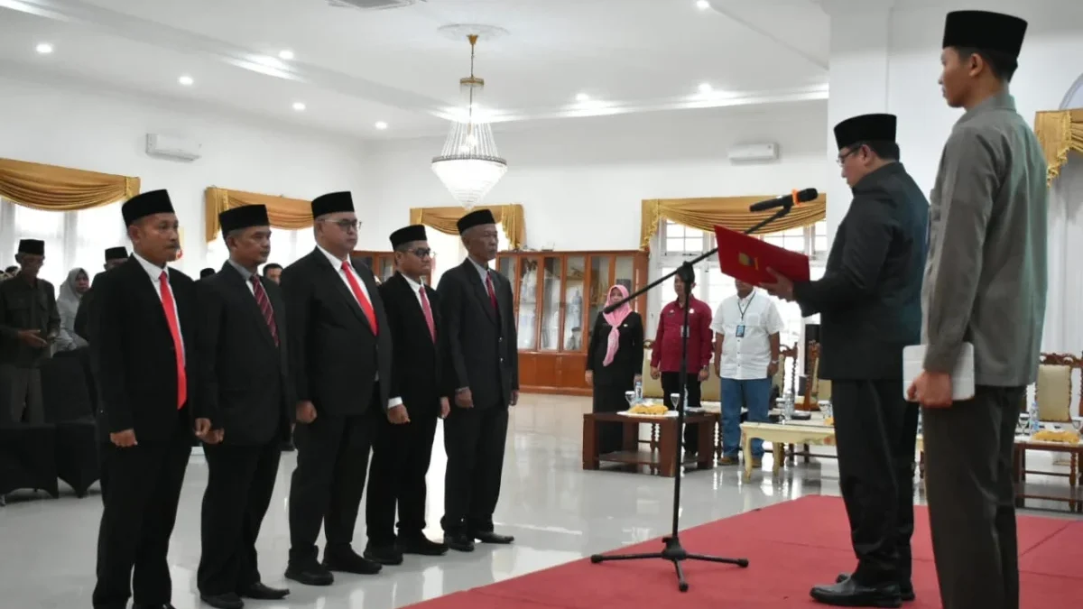 DITETAPKAN: Pj Bupati Sumedang Yudia Ramli saat melantik pimpinan Baznas Kabupaten Sumedang periode 2024-2029