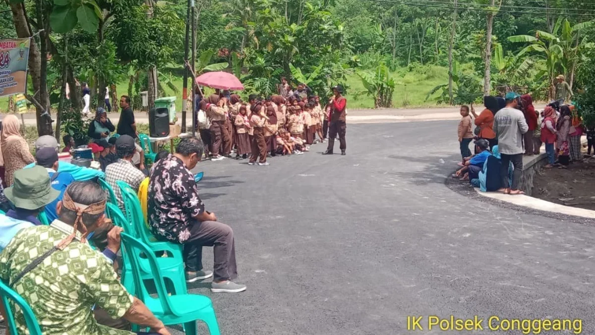 ANTUSIAS: Puluhan warga Desa Babakan Asem, Kecamatan Conggeang, menggelar acara syukuran atas selesainya pemba