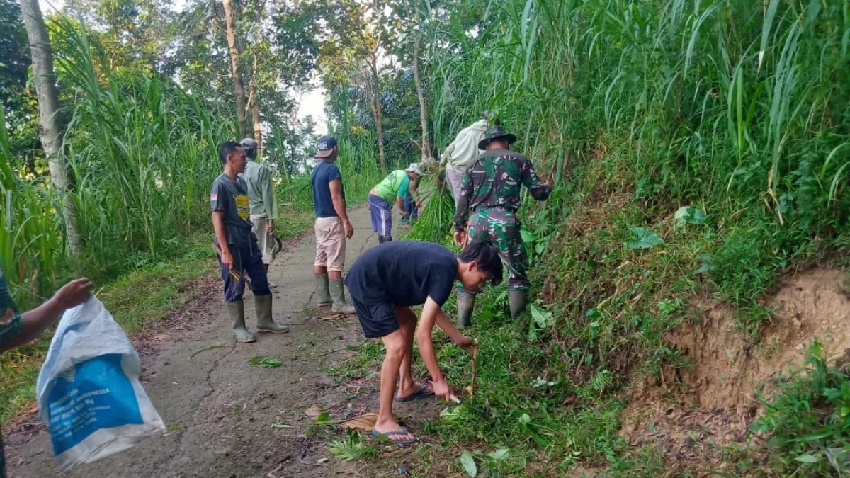 BERSINERGI: Babinsa Desa Cisampih, Pelda Cece Ruhyat, melaksanakan kegiatan Karya Bhakti, baru-baru ini.