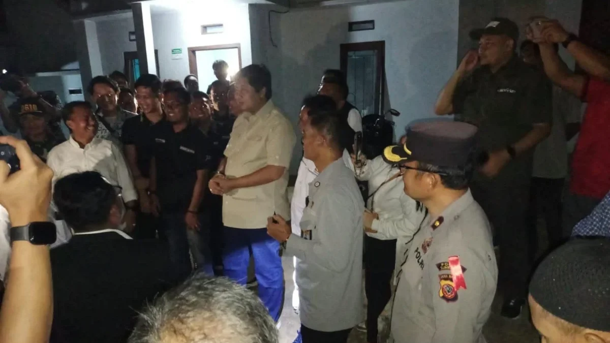 PEMBANGUNAN: Menteri Perkim, Maruarar Sirait, saat mengunjungi proyek Perumahan di Desa Cikahuripan, Kecamatan