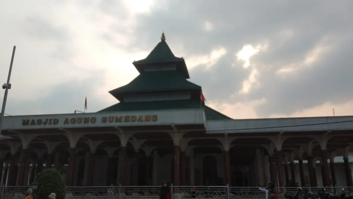 MENGKHAWATIRKAN: Masjid Agung Sumedang rawan kasus pencurian sepatu.