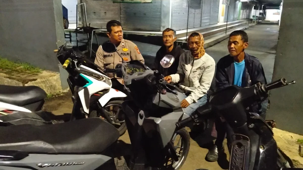 PENGAMANAN: Anggota Polsek Kecamatan Wado saat patrol malam guna mencegah terjadinya aksi kriminalitas, Senin