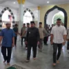 RENOVASI: Pj Bupati Sumedang, Yudia Ramli, saat menyerahkan bantuan untuk pembangunan Masjid Al-Muslimun di Ja