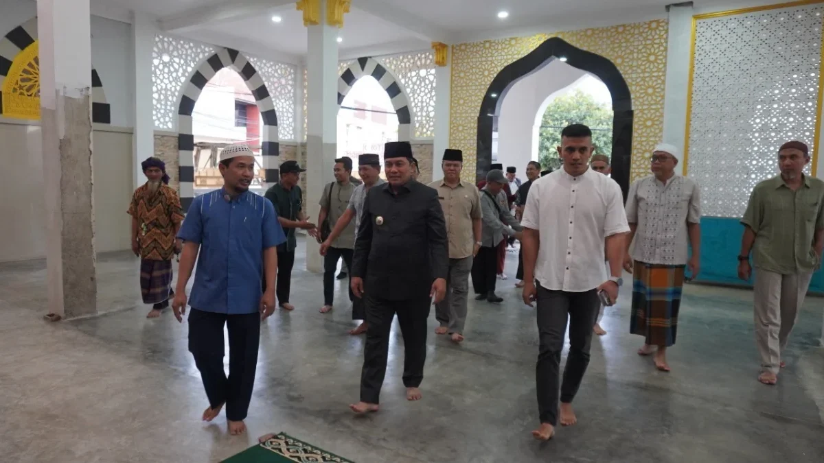 RENOVASI: Pj Bupati Sumedang, Yudia Ramli, saat menyerahkan bantuan untuk pembangunan Masjid Al-Muslimun di Ja