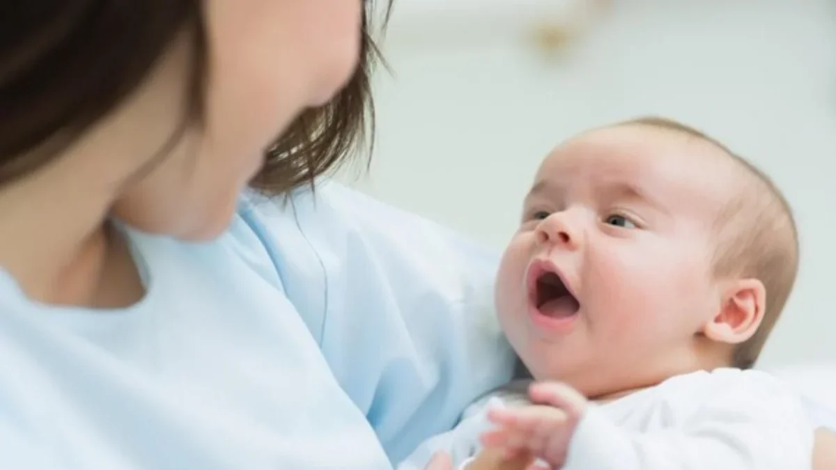 Seorang Perempuan Lahirkan Anak di Kolong Jembatan Viral di Media Sosial