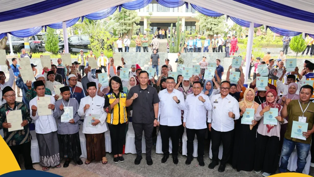 Tegaskan Kepastian Hukum Tanah Warga Negara, AHY dan Wamen Ossy Serahkan Sertifikat Warga Lebak