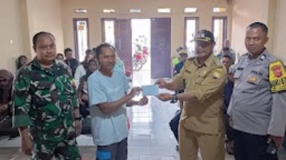 TERIMA: Kepala Desa Cimanggung Jajang R. Jaelani, saat memberikan insentif kepada salah satu RT di Desa Cimang