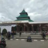 HENING: Suasana di depan Masjid Agung Sumedang sebelum tabligh akbar dan doa bersama.