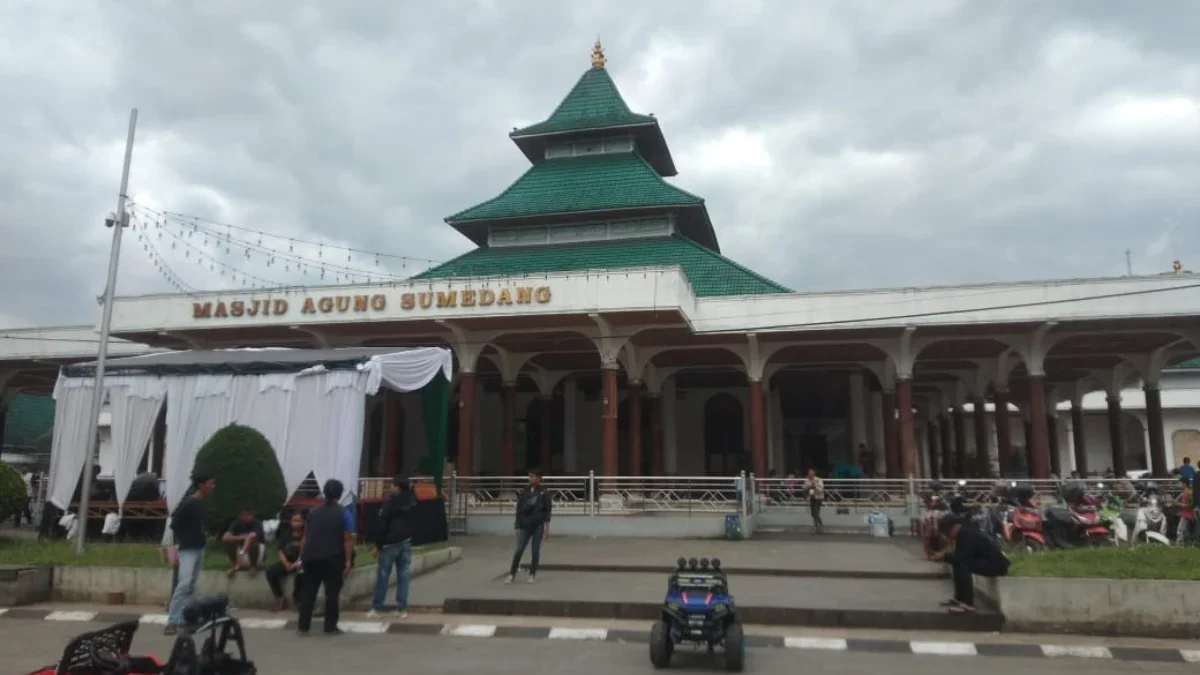 MTB Sumedang Gelar Istighosah Sambut Bulan Rajab 1446 Hijriah HENING: Suasana di depan Masjid Agung Sumedang sebelum tabligh akbar dan doa bersama.