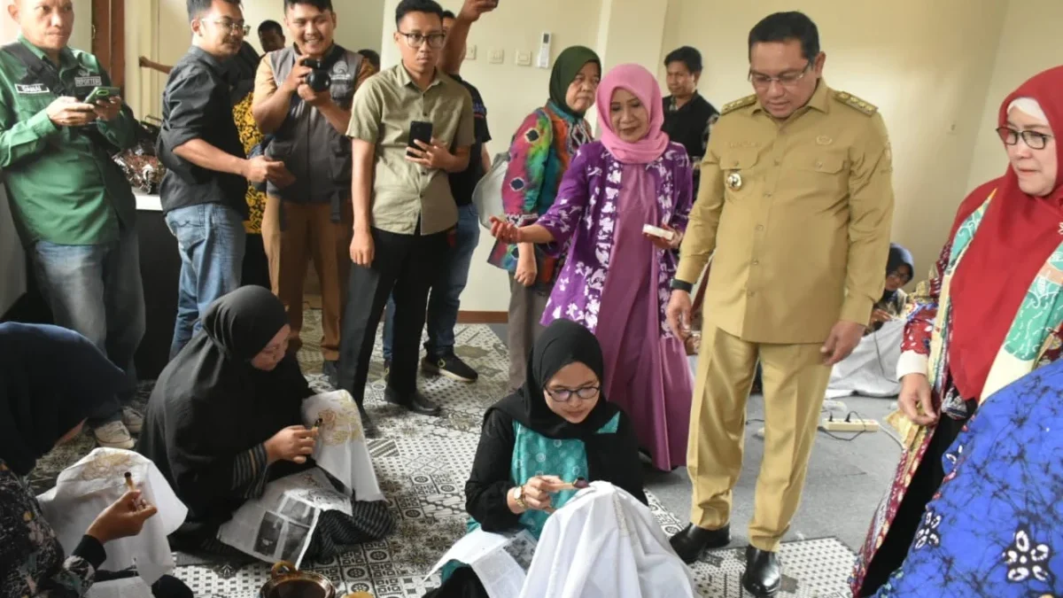 DESTINASI: Pj Bupati Sumedang, Yudia Ramli, saat meresmikan Gedung Workshop Batik di Geoteater Rancakalong, ba