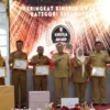 BERPRESTASI: Camat Tanjungsari Deni Nurdani saat menerima penghargaan IP ASN Award 2024 di Gedung Negara, baru