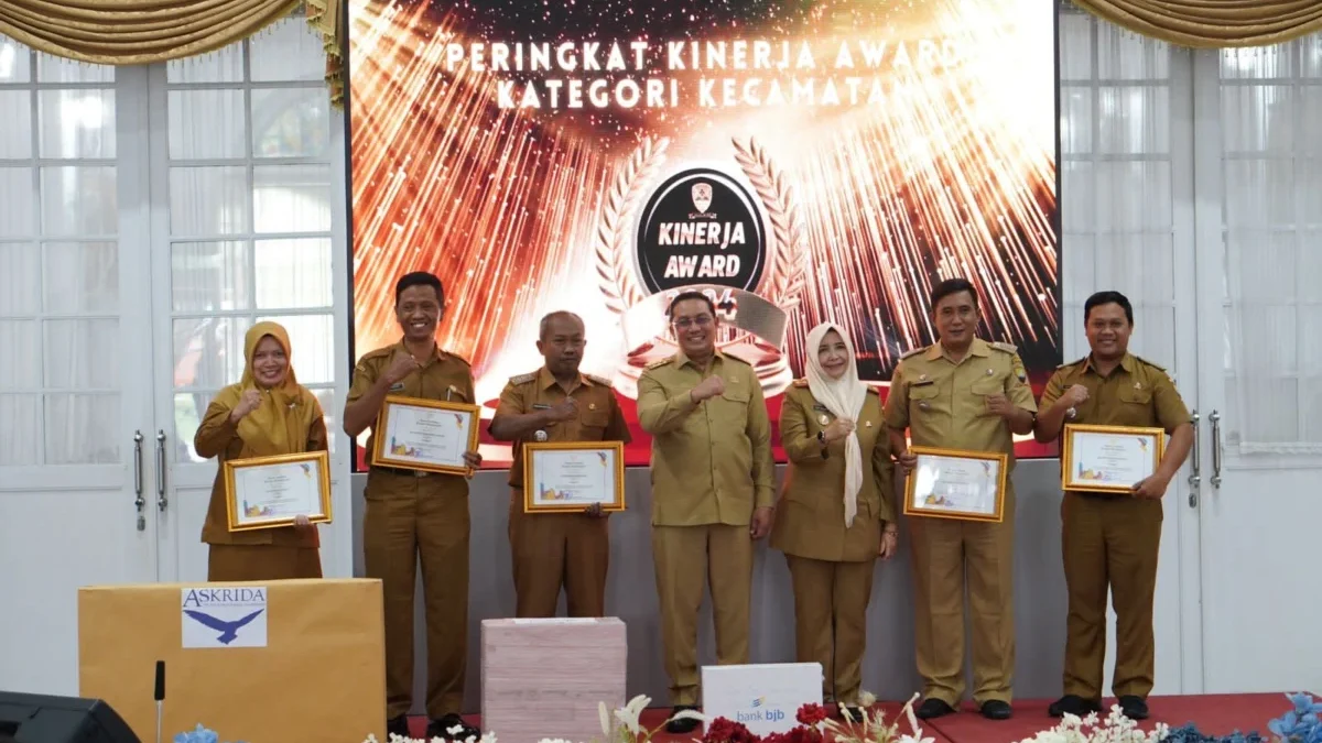 BERPRESTASI: Camat Tanjungsari Deni Nurdani saat menerima penghargaan IP ASN Award 2024 di Gedung Negara, baru