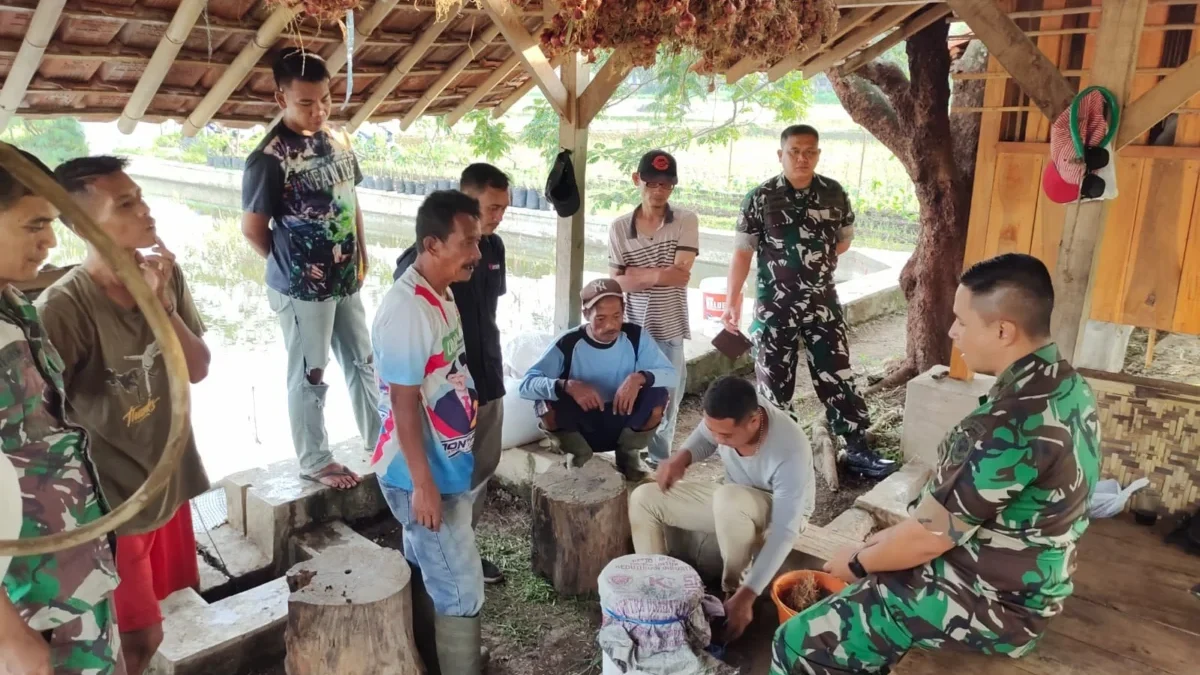 EDUKASI: Dandim 0610/Sumedang, Letkol Kav Christian Gordon Rambu saat mengunjungi Kelompok Tani Sarihonje di D