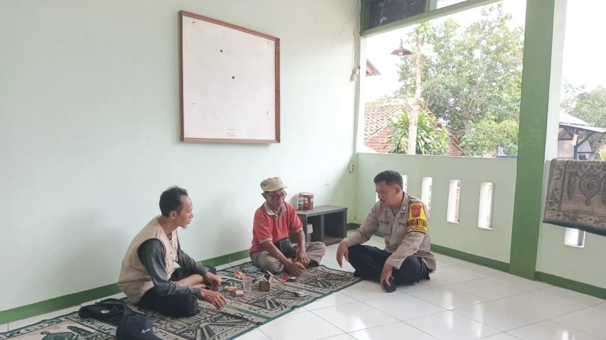 IMBAU: Bhabinkamtibmas Desa Jatisari menggelar kegiatan silaturahmi Kamtibmas bersama warga, baru-baru ini.