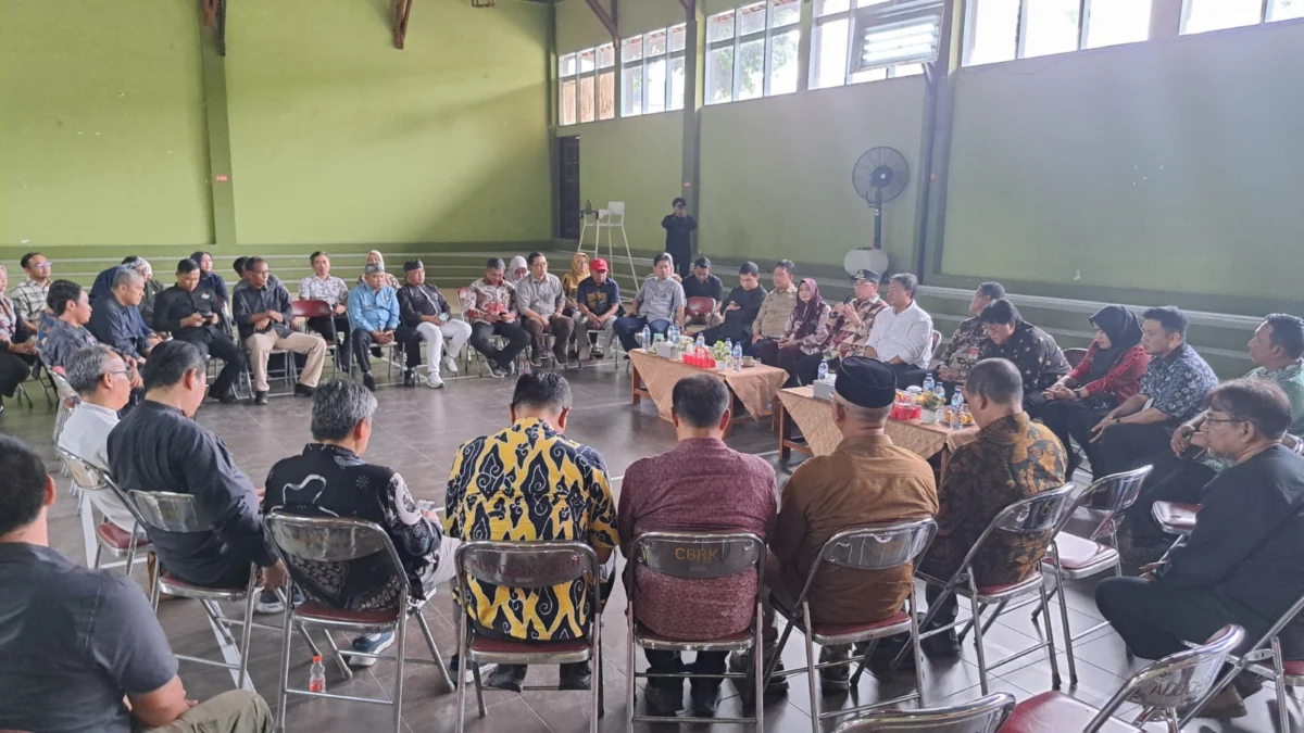 PERSIAPKAN: Pj Bupati Sumedang Yudia Ramli mendampingi Sekda Provinsi Jawa Barat Herman Suryatman meninjau Des