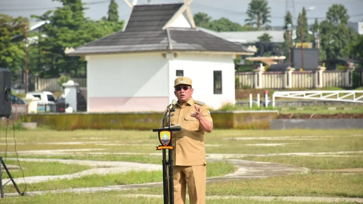 CAPAIAN: Pj Bupati Sumedang, Yudia Ramli saat apel gabungan di PPS, Senin (6/12).