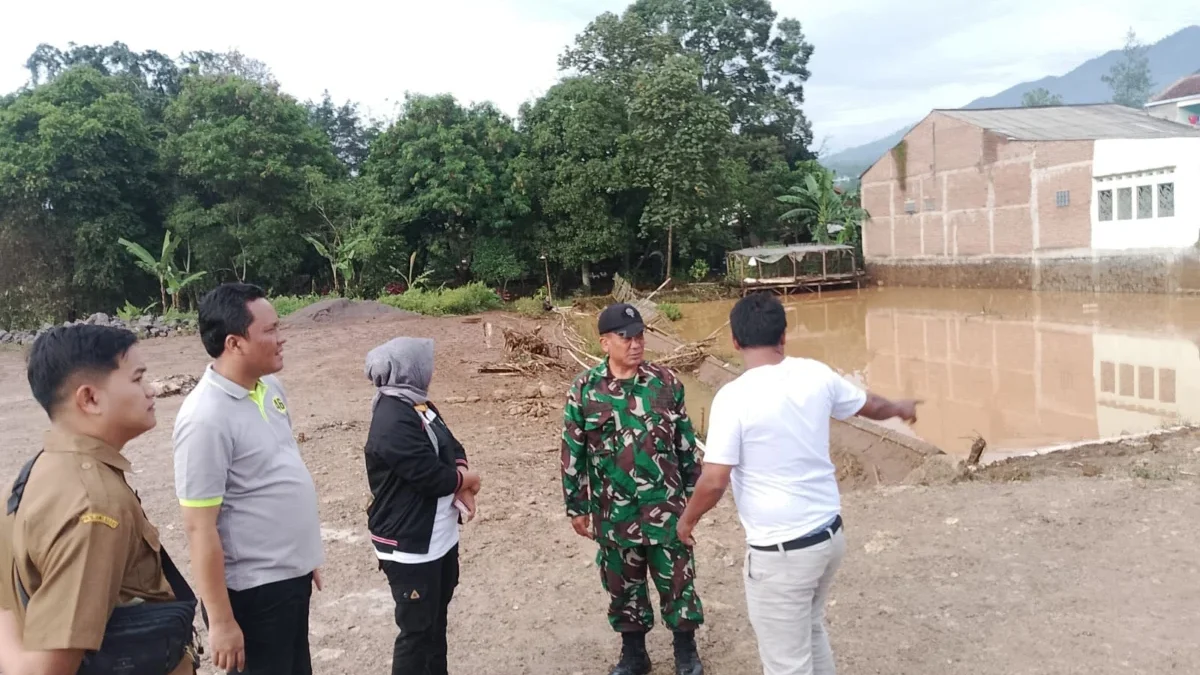 GERAM: Ketua Komisi I DPRD Kabupaten Sumedang, Asep Kurnia (kedua dari kiri) saat meninjau lokasi banjir di De