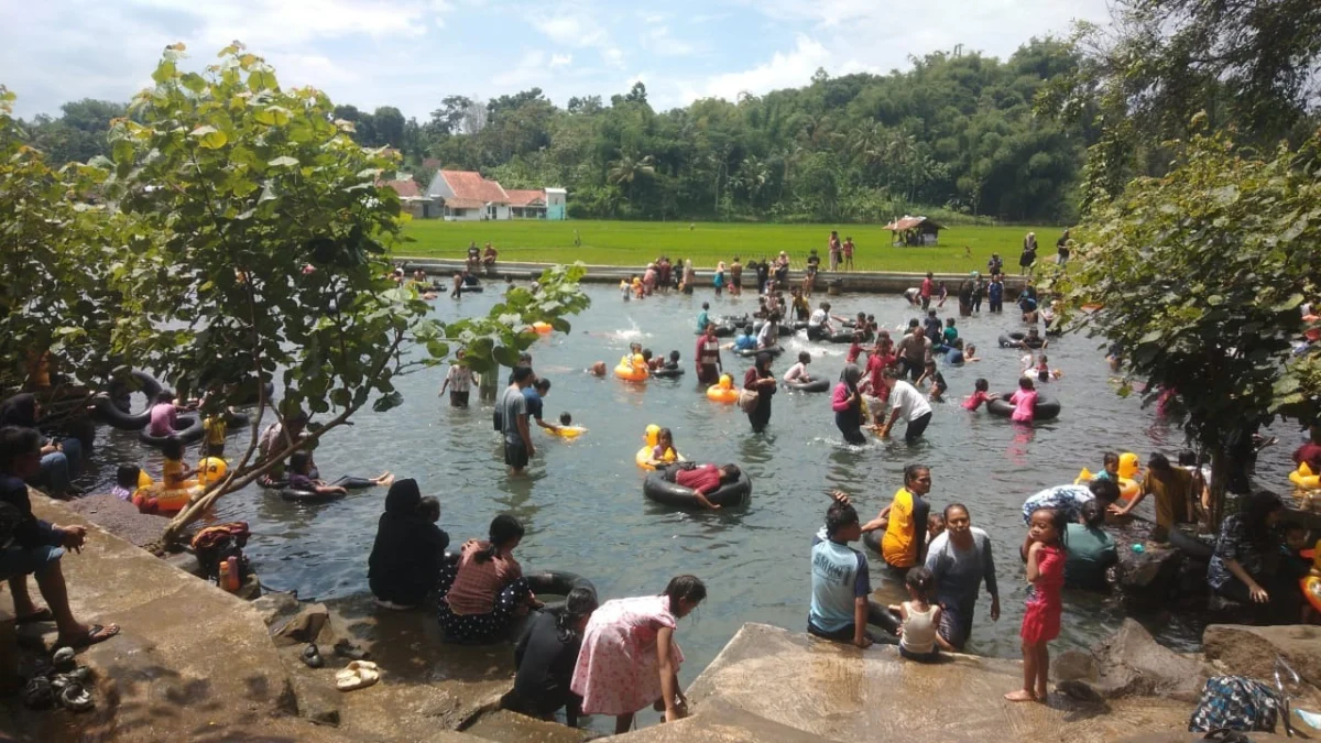 RAMAI: Ratusan pengunjung saat berlibur di Mata Air Cikandung Desa Nyalindung Kecamatan Cimalaka, baru-baru in