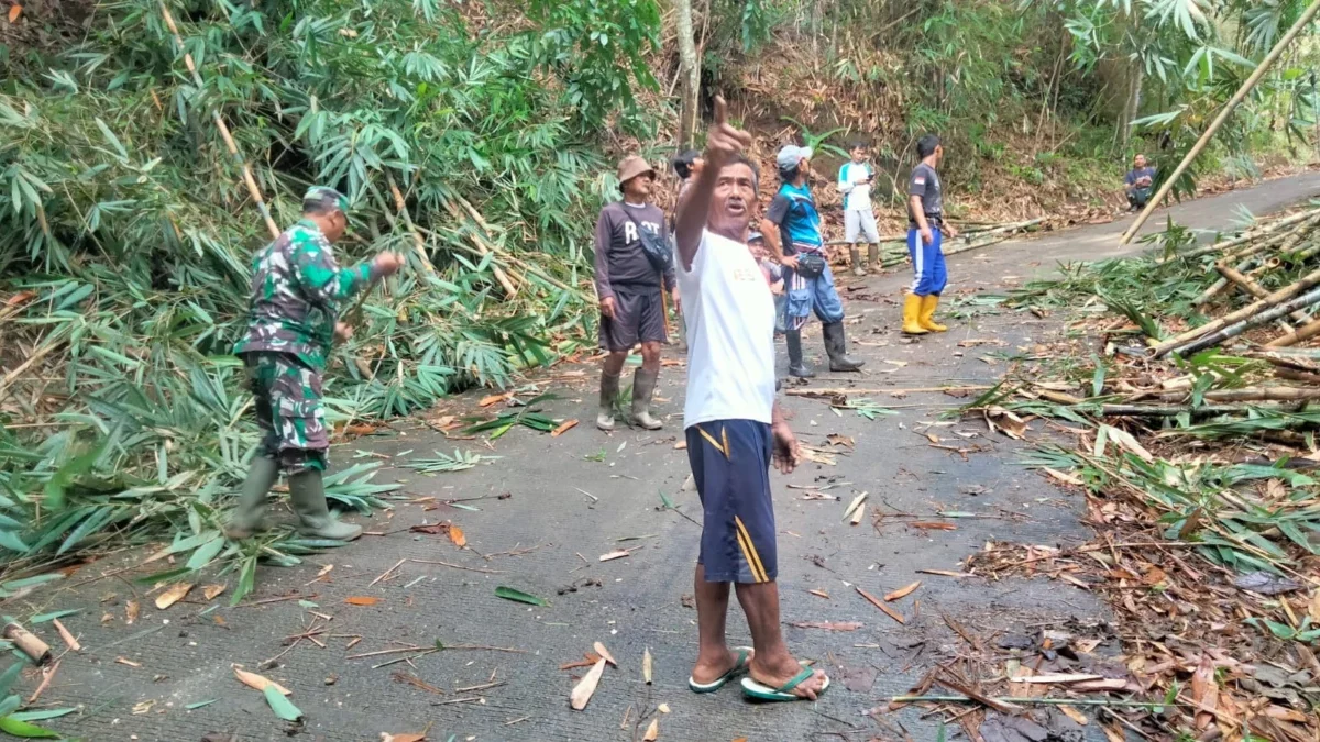 BERSAMA: Warga Dusun Babakan Caringin gotong royong membersihkan reruntuhan bambu, Senin (6/1).