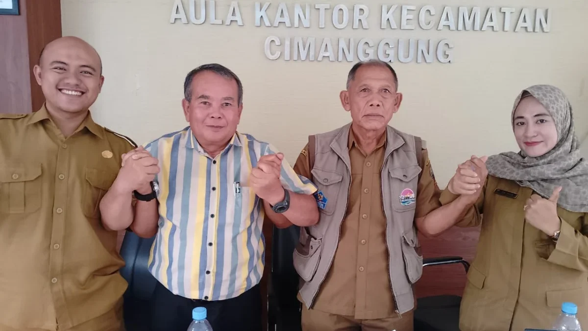 KOMITMEN: Jajaran anggota Badan Usaha Milik Desa Bersama (BUMDesma) Hidup Makmur Kecamatan Cimanggung saat mer