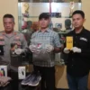 AMANKAN: Petugas kepolisian Polsek Situraja saat menunjukkan barang bukti pencurian berupa handphone di Polsek