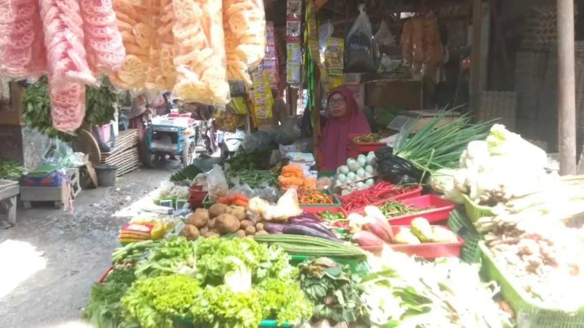 KELUHKAN: Salah satu pedagang sayur di Pasar Inpres Sumedang Erni saat berbincang dengan Sumeks mengenai kenai