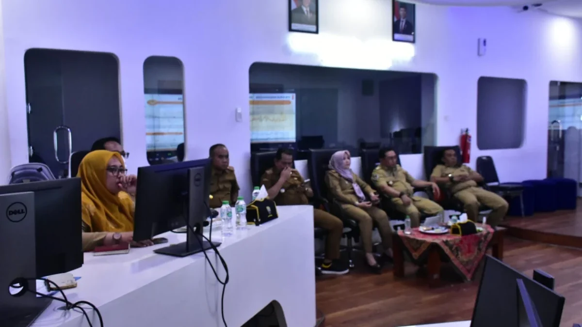 WASPADA: Pj Bupati Sumedang Yudia Ramli saat Rapat Koordinasi Pengendalian Inflasi tahun 2025 di Command Cente