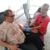 BERKONTRIBUSI: Salah satu warga saat mengikuti donor darah di Aula Kecamatan Cimanggung, kemarin.