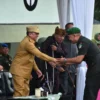 BERI SELAMAT: Pj Bupati Sumedang Yudia Ramli saat menghadiri Sertijab Danyonif Raider 301/Prabu Kian Santang (