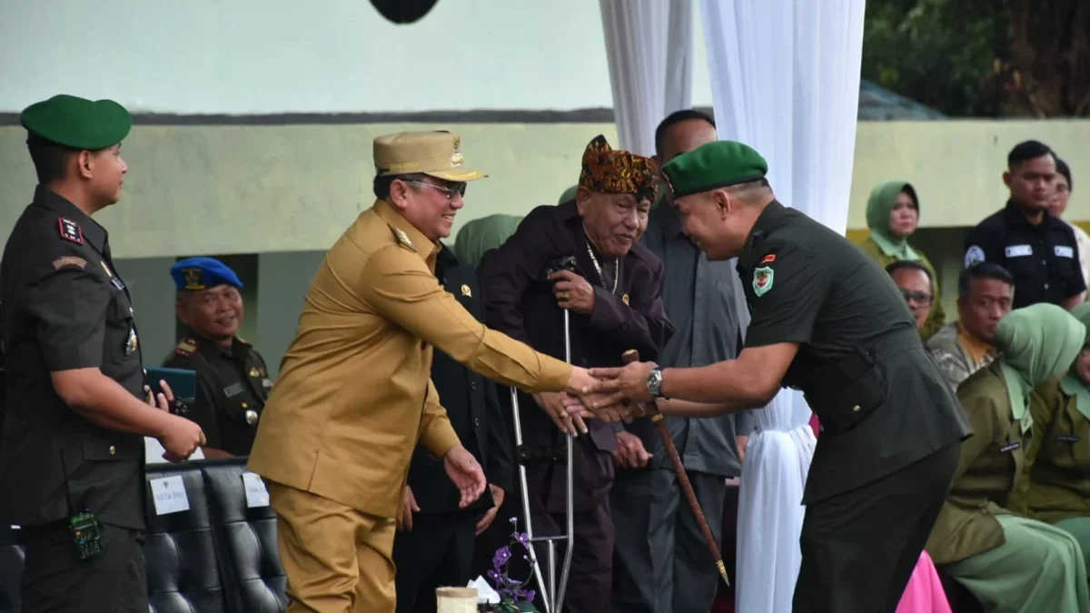 BERI SELAMAT: Pj Bupati Sumedang Yudia Ramli saat menghadiri Sertijab Danyonif Raider 301/Prabu Kian Santang (