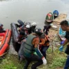 EVAKUASI Tim SAR Gabungan berhasil menemukan IS(28), pria yang dilaporkan tenggelam di Sungai Citarum, kemarin