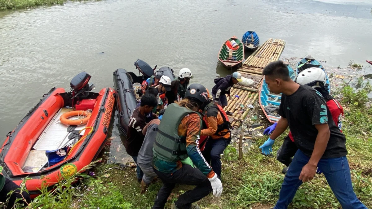 EVAKUASI Tim SAR Gabungan berhasil menemukan IS(28), pria yang dilaporkan tenggelam di Sungai Citarum, kemarin