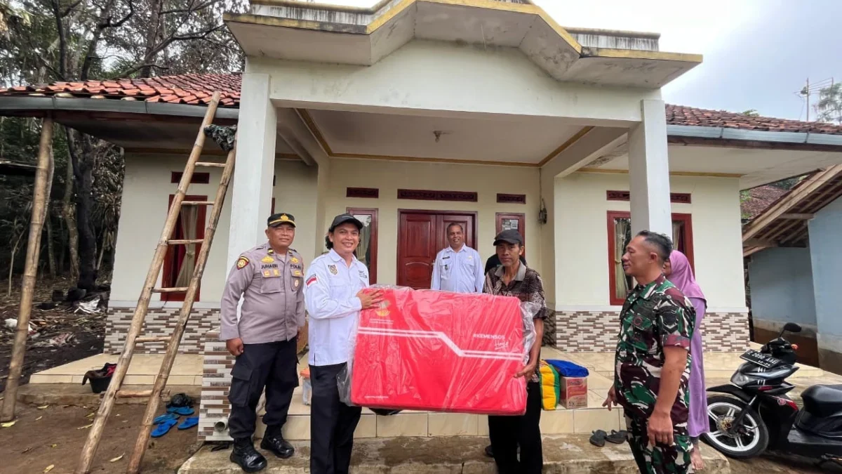 SOLIDARITAS: Forkopimcam Kecamatan Cimanggung saat menyerahkan bantuan kepada korban kebakaran di Cimanggung,