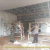 PANTAU: Aparat saat pengecekan progres pembangunan gedung unit pelayanan makan siang bergizi di Desa Mekarjaya