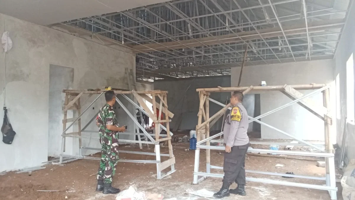 PANTAU: Aparat saat pengecekan progres pembangunan gedung unit pelayanan makan siang bergizi di Desa Mekarjaya