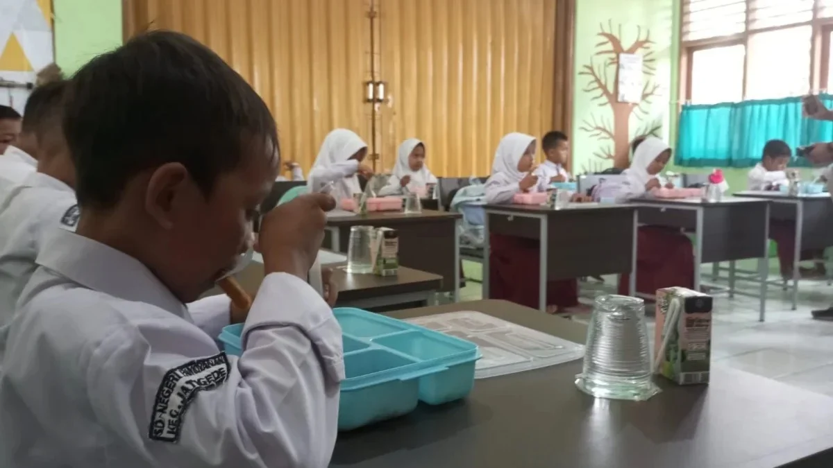 TUNGGU REGULASI: Siswa SDN Pamoyanan Jatigede saat uji coba makan siang bergizi gratis di sekolahnya, beberapa