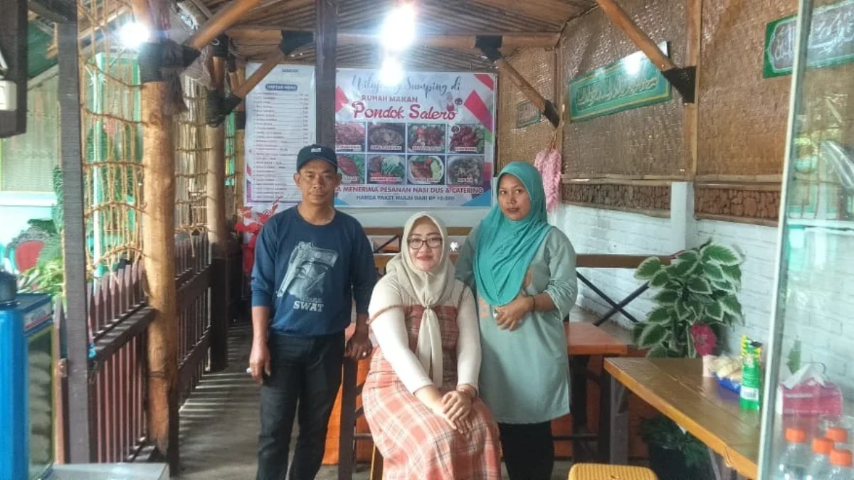 LAUNCHING: Pemilik Rumah Makan Padang Pondok Salero, Uni Tati (tengah) saat berfoto di rumah makannya, kemarin