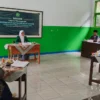 DIUJI: Salah seorang siswa MA Plus Alhikam saat sidang KTI di sekolahnya, kemarin.