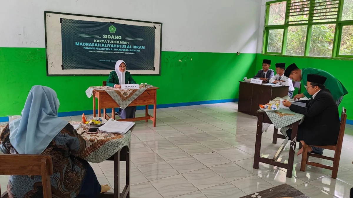 DIUJI: Salah seorang siswa MA Plus Alhikam saat sidang KTI di sekolahnya, kemarin.