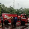 DIBENAHI: Sejumlah petugas saat merehabilitasi Alun-alun Sumedang, baru-baru ini.