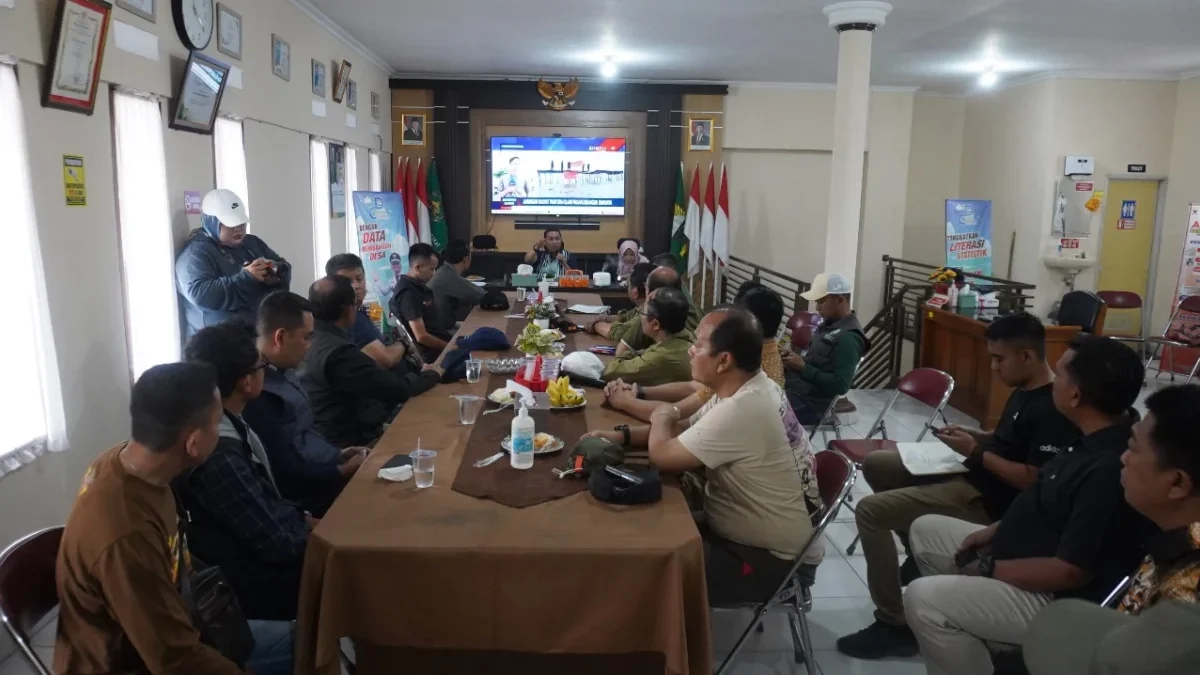 TUAN RUMAH: Pj Bupati Sumedang Yudia Ramli usai meninjau persiapan acara Hari Desa Nasional di Desa Cibeureum