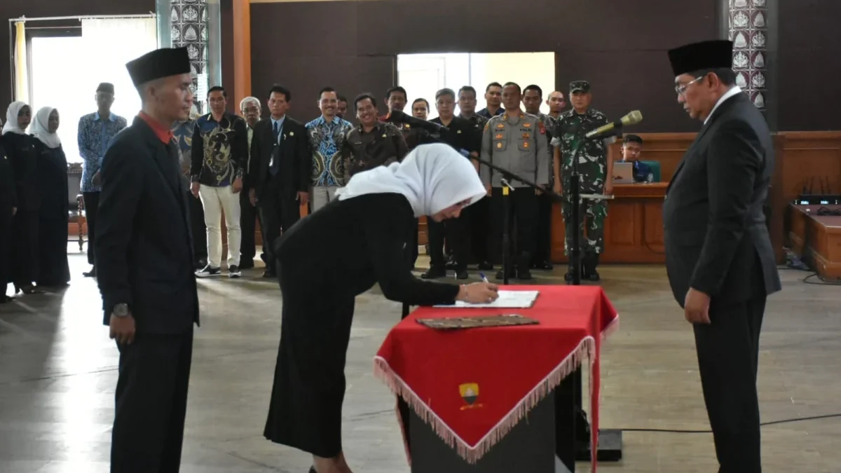 DITETAPKAN: Pj Bupati Sumedang Yudia Ramli saat melantik kepala sekolah dan jabatan fungsional di Aula Tampoas